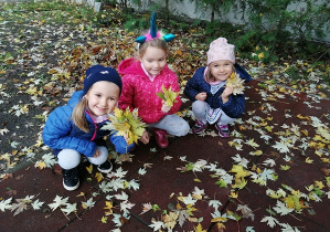 dziewczynki zbierają liście
